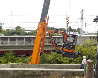 高台へ重機吊り上げ